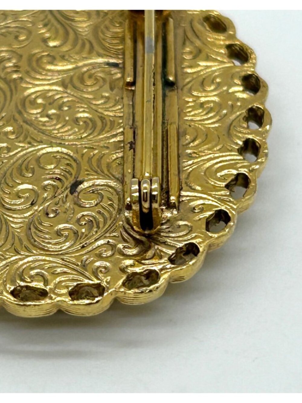 1928 Lotus Flower Brooch Oval Cameo Gold-Tone Filigree Frame Vintage Floral Desi - Picture 8 of 10